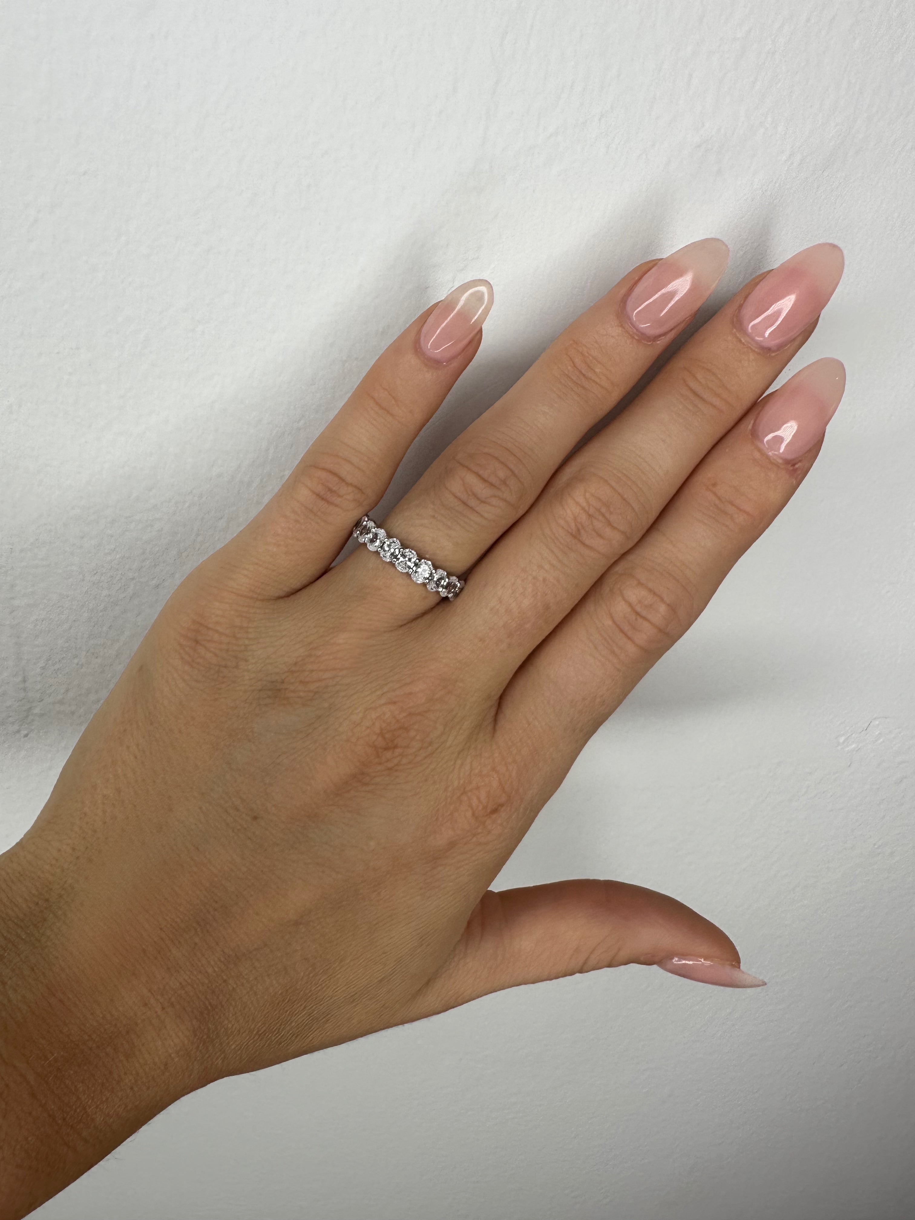 zoomed out oval diamond bubble band ring